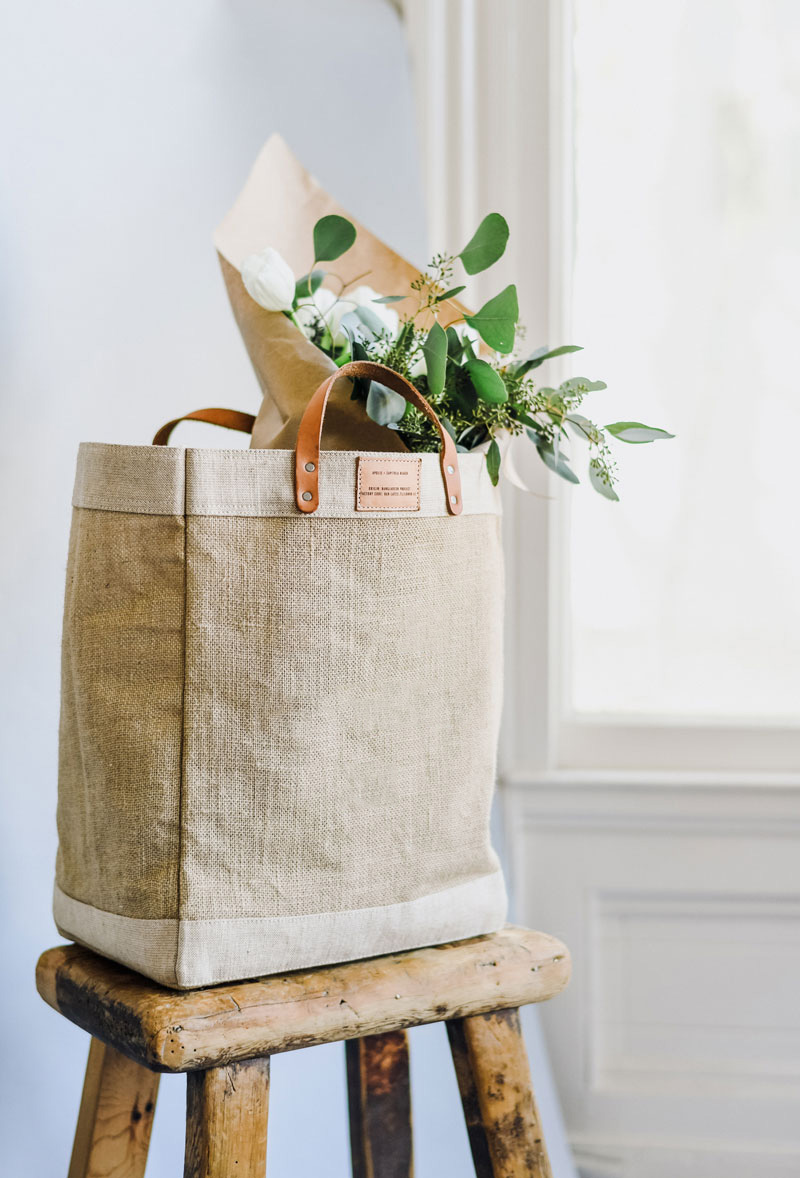 Blumenstrauß in Leinen-Tasche